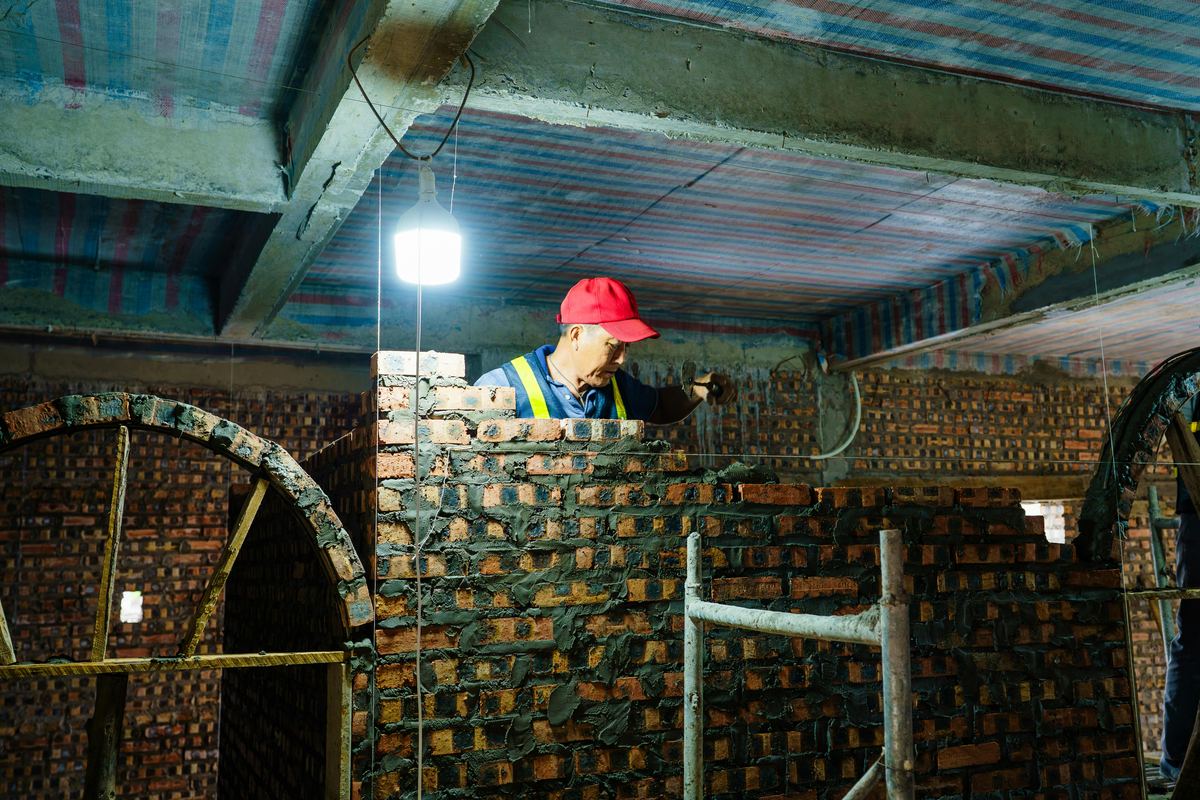 Construction worker using equipment financed through Lendio