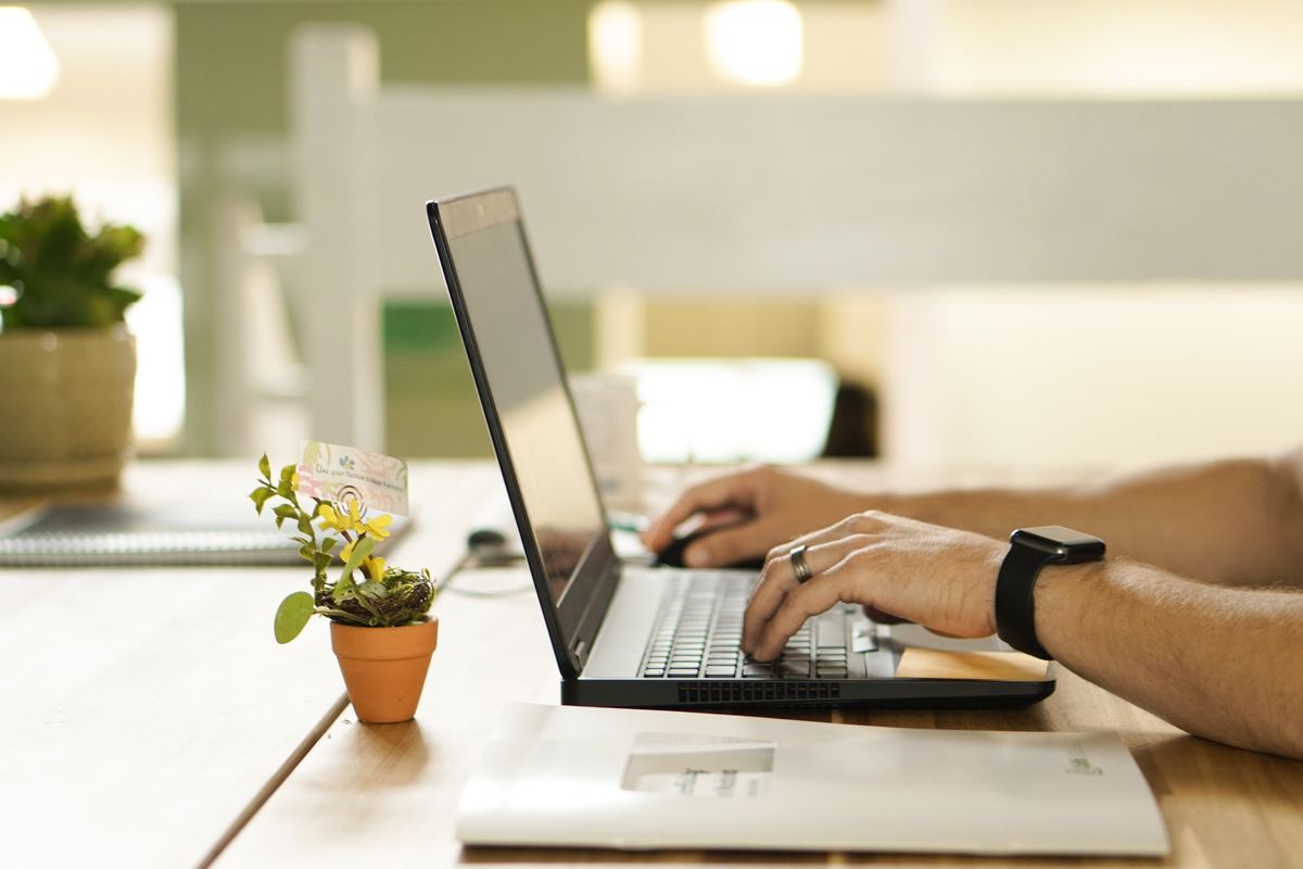 Small business owner applying for a Lendio loan online on laptop